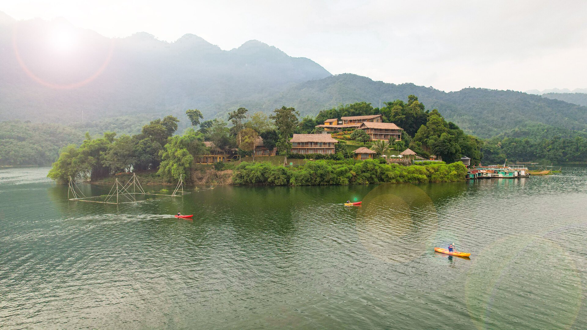 An interesting kayaking trip in the heart of Hoa Binh Lake