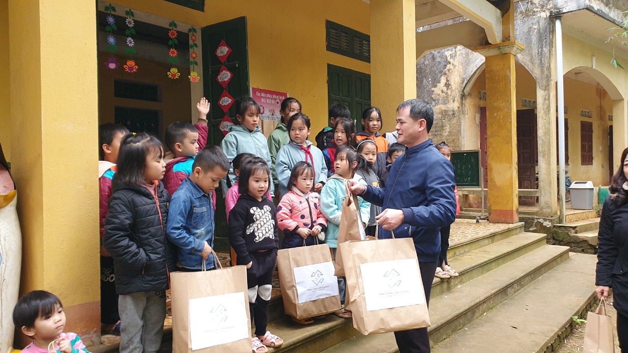 Mai Chau Hideaway - Bringing warmth to the hearts of Hightland Children this Spring