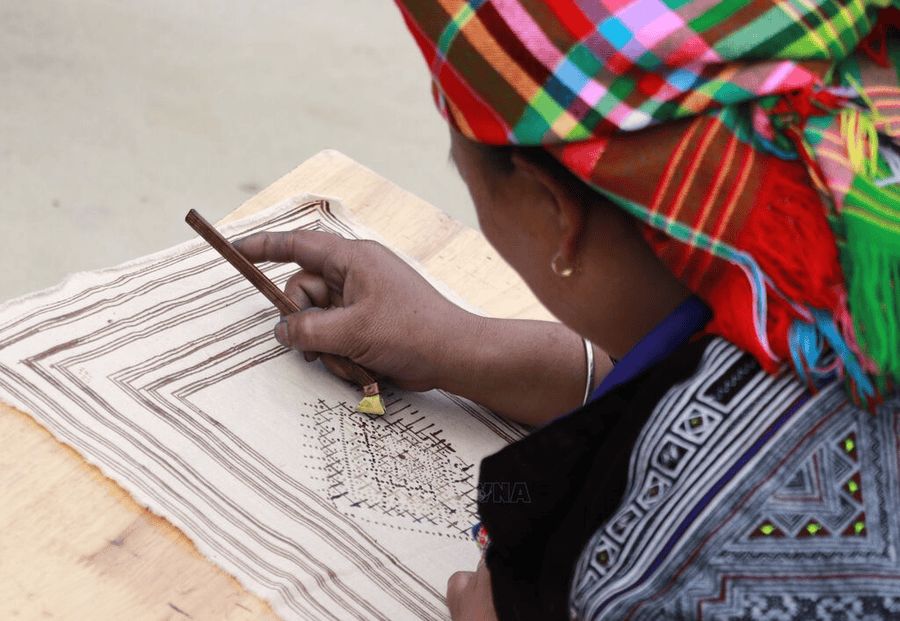 Vẽ sáp ong của người Mông – Di sản sống nơi đại ngàn Tây Bắc