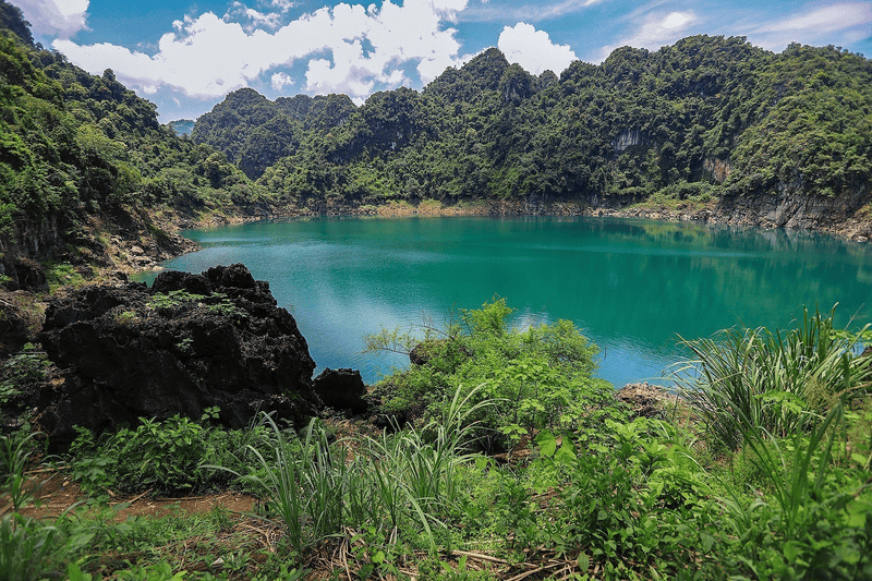 Hồ Mắt Rồng Mai Châu: Hồ nước xanh ẩn giữa núi rừng Tây Bắc ít người biết