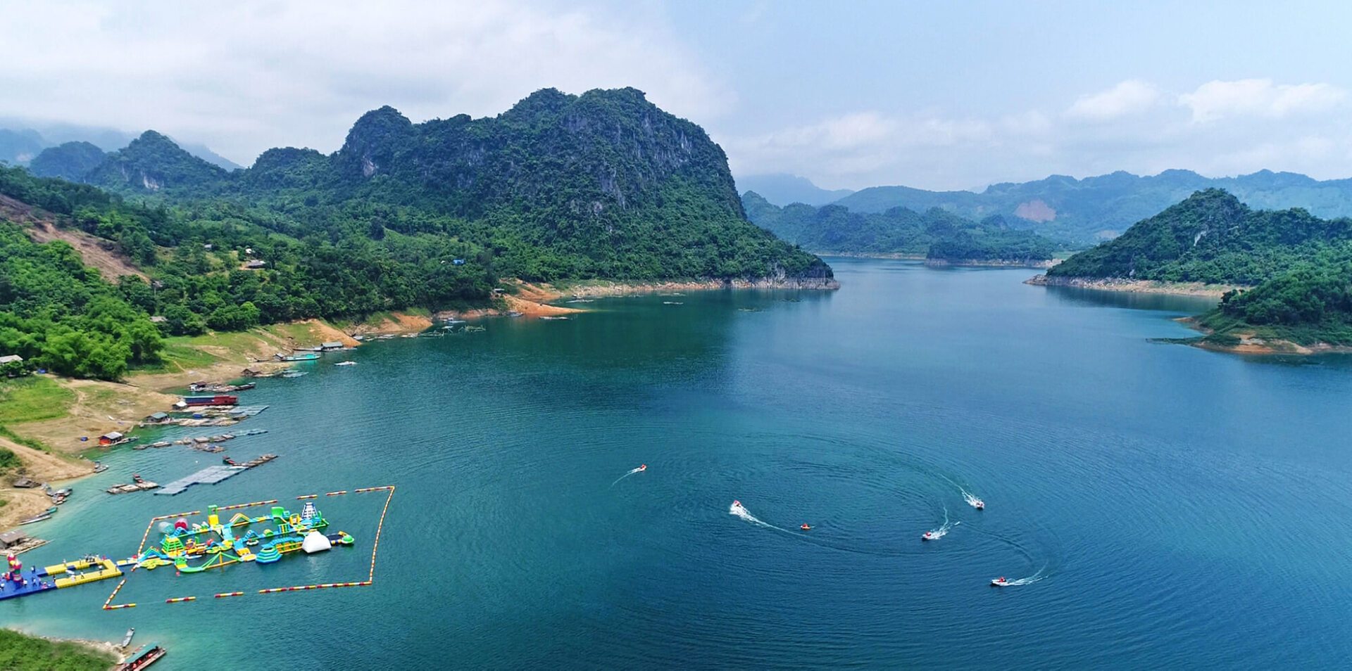 Tour du lịch hồ hòa bình trọn gói 1 ngày từ Hà Nội, lịch trình chi tiết và chi phí