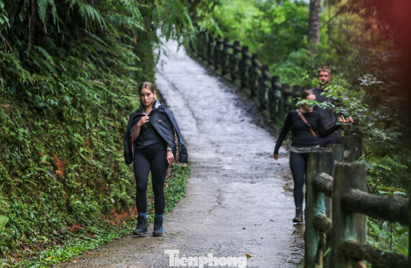 Đường vào Kho Mường hẹp và dốc