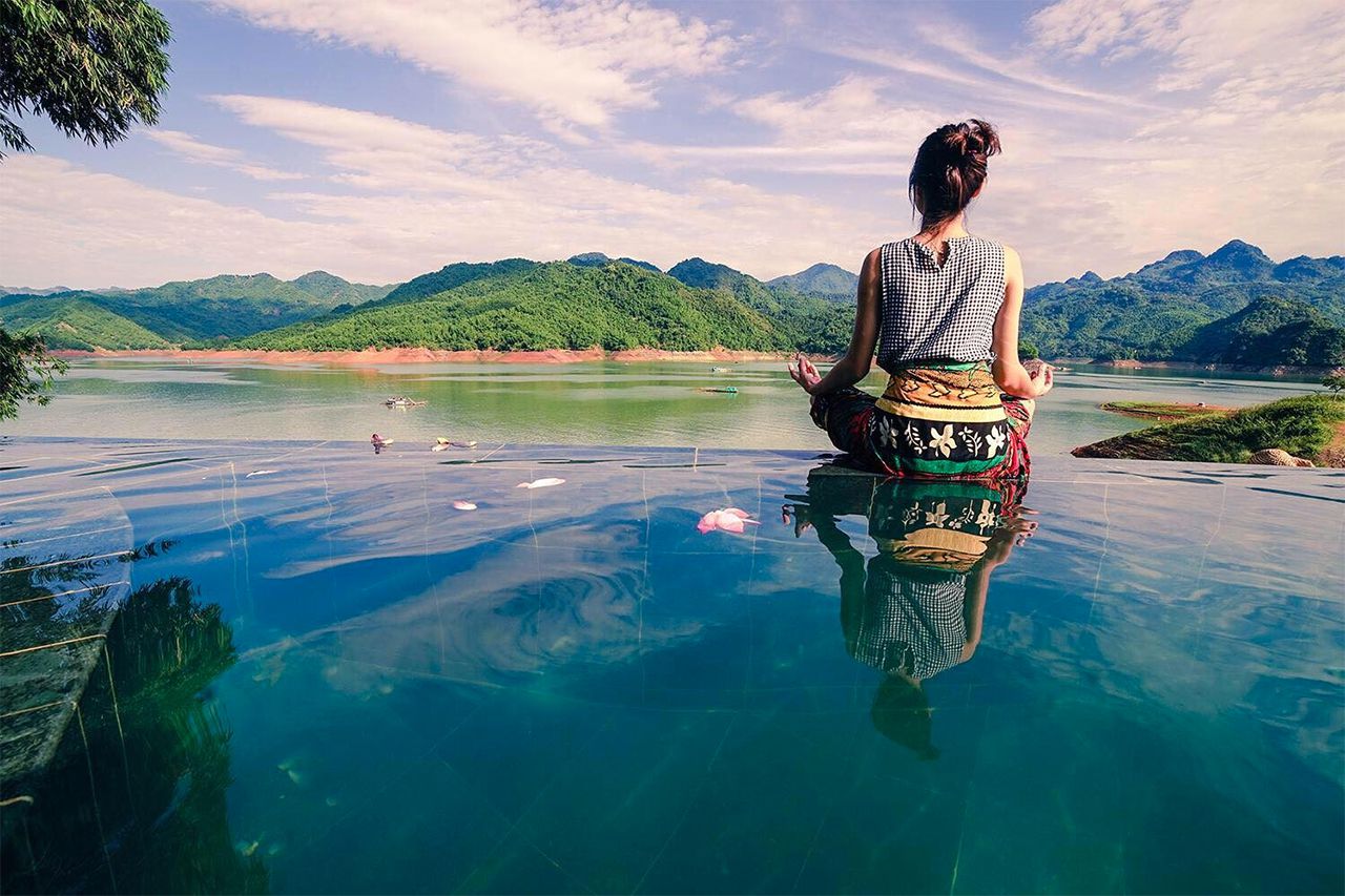 Bơi lội tại hồ bơi hướng núi và hồ Bơi lội tại hồ bơi hướng núi và hồ