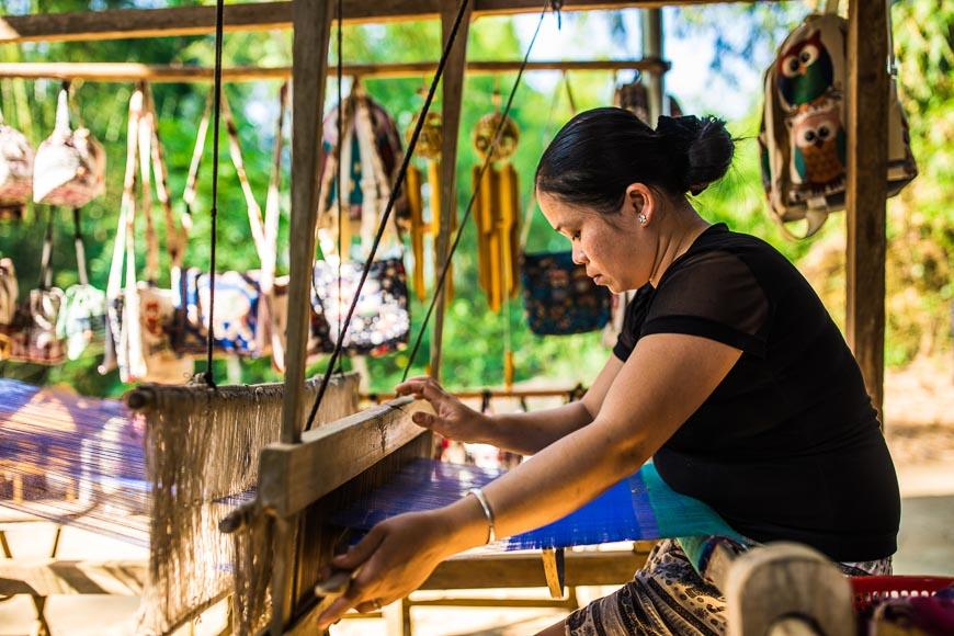 Nghề dệt thổ cẩm mang đến những câu chuyện văn hóa Thái Trắng tại Mai Châu Nghề dệt thổ cẩm mang đến những câu chuyện văn hóa Thái Trắng tại Mai Châu
