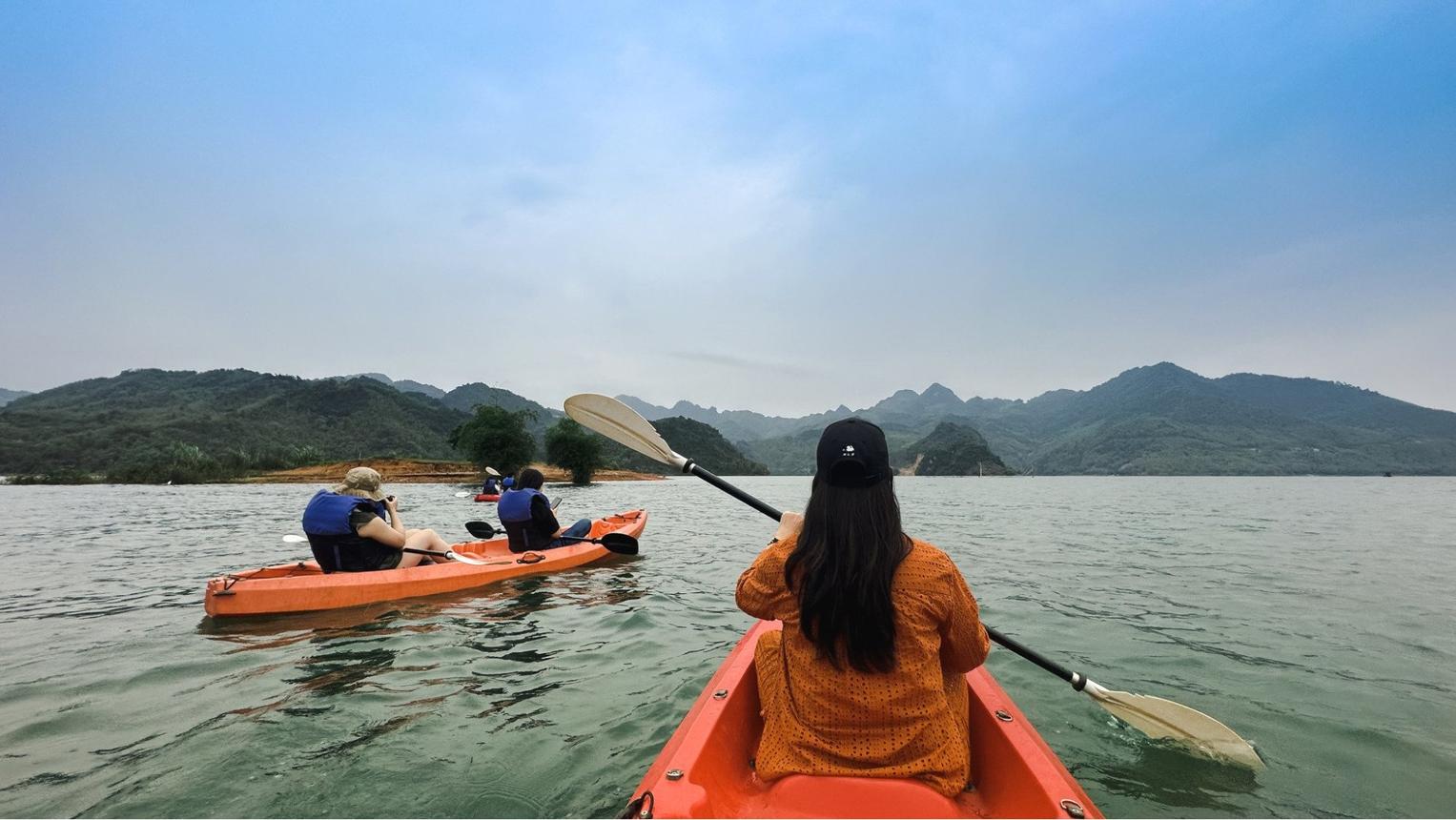 Du khách trải nghiệm hoạt động trèo Kayak trên Đà Giang - hồ Hòa Bình Du khách trải nghiệm hoạt động trèo Kayak trên Đà Giang - hồ Hòa Bình