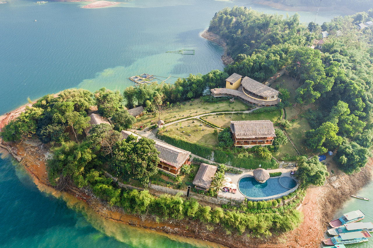 Lakeside retreat near Hoa Binh Lake after visiting Thac Bo Temple Lakeside retreat near Hoa Binh Lake after visiting Thac Bo Temple