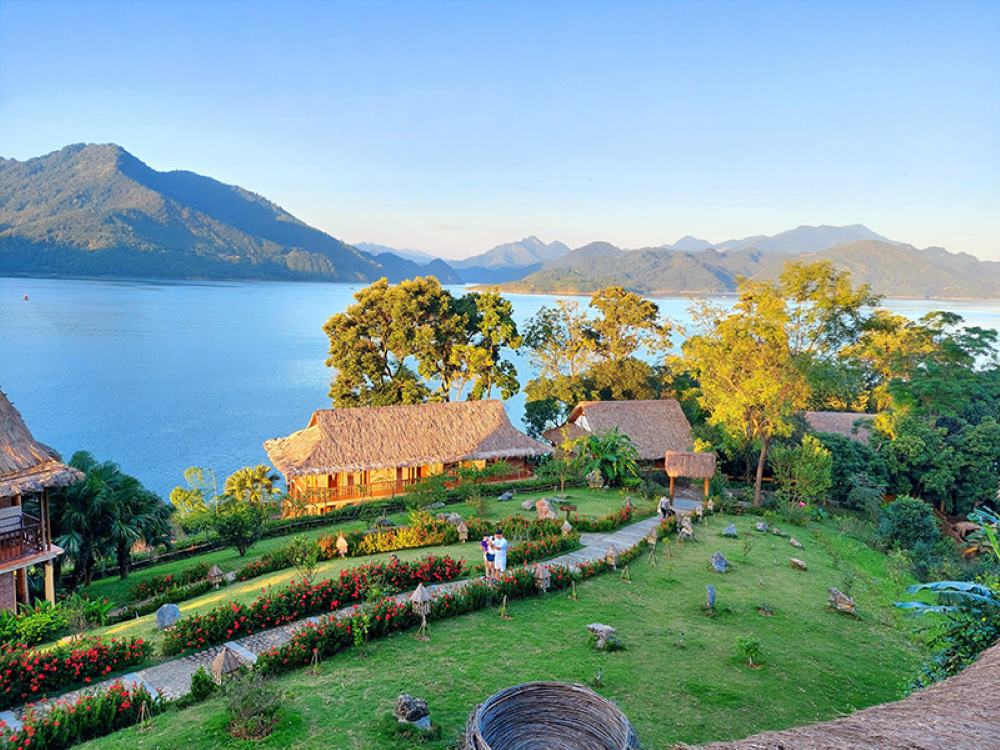 End your Mai Chau rice terrace trip with a slower evening by Hoa Binh Lake End your Mai Chau rice terrace trip with a slower evening by Hoa Binh Lake