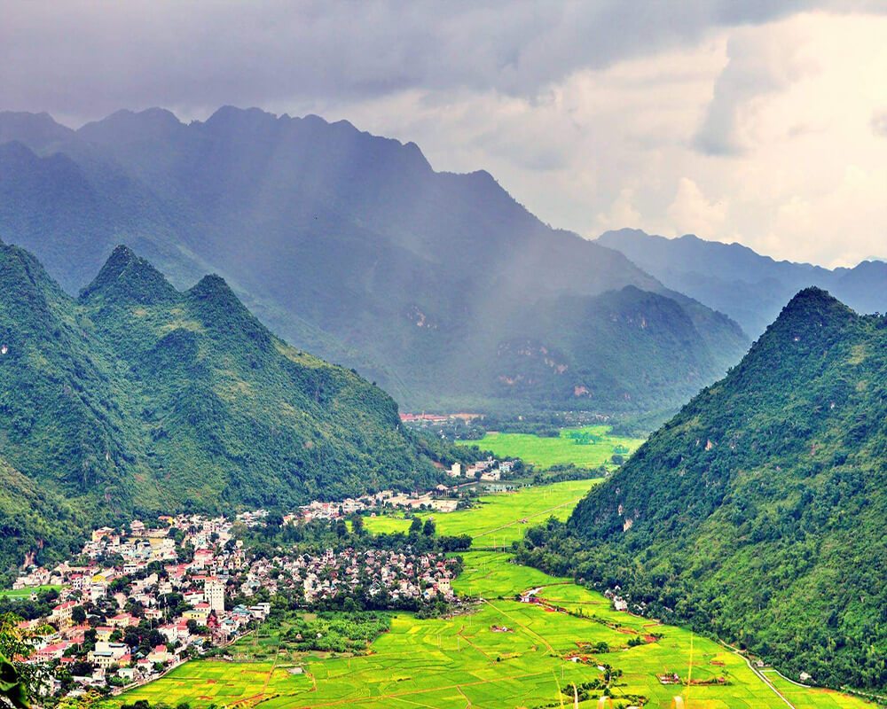 Morning mist and soft light can change the mood of Mai Chau Viewpoint (Source: Collected)