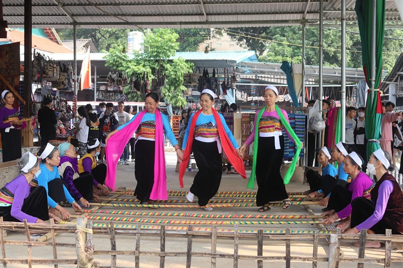 Bamboo pole dance of the White Thai people in Mai Chau Bamboo pole dance of the White Thai people in Mai Chau