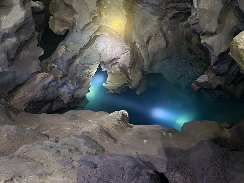 Water draining through the cave floor is part of a 2.5-kilometer underground river system connecting to Pon Village (Source: VOV) Water draining through the cave floor is part of a 2.5-kilometer underground river system connecting to Pon Village (Source: VOV)
