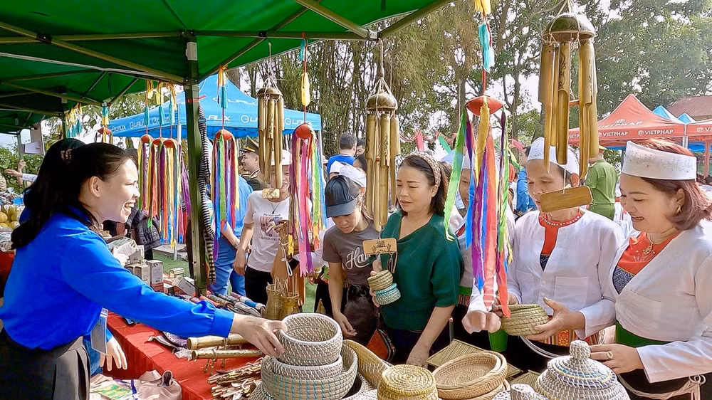 Discovering the local life of the Muong ethnic group in Bich Tru Village. (Source: VNA) Discovering the local life of the Muong ethnic group in Bich Tru Village. (Source: VNA)
