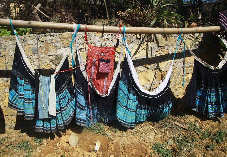 Traditional dress of Black Hmong under the sunshine (Source: Craft Link) Traditional dress of Black Hmong under the sunshine (Source: Craft Link)