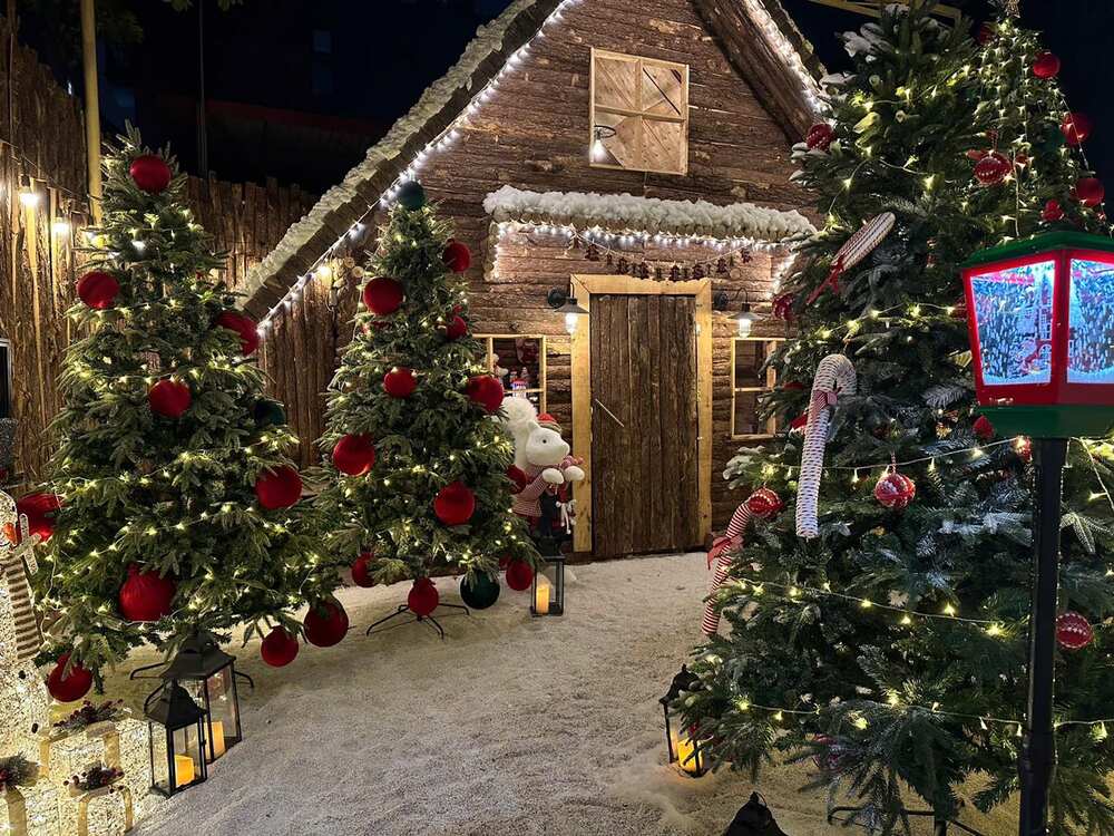 A café terrace strung with warm fairy lights and a small decorated tree, typical of Christmas decor in Vietnamese cities (Source: Bao Tuoi Tre)