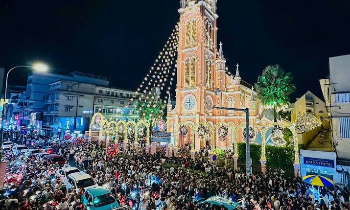 Crowds gathered outside a lit-up cathedral in Vietnam on Christmas Eve night (Source: VNExpress)