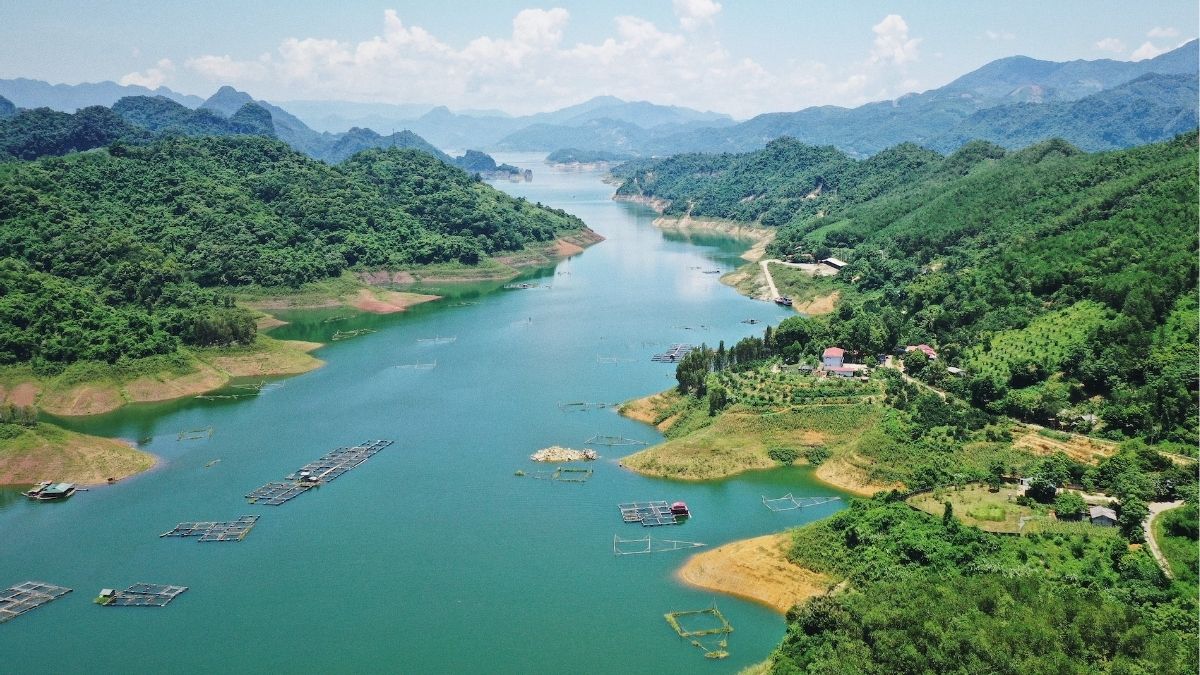 Escape the crowds and enjoy the scenic beauty of Hoa Binh Lake this holiday (Source: VNExpress) Escape the crowds and enjoy the scenic beauty of Hoa Binh Lake this holiday (Source: VNExpress)