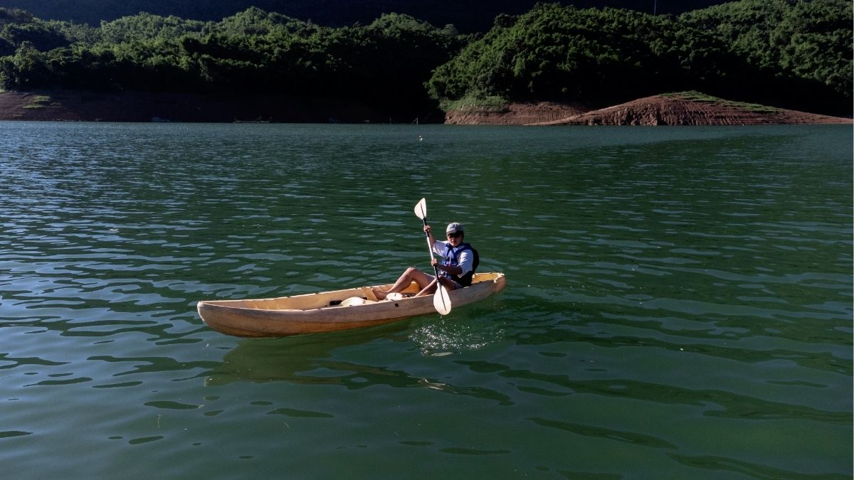 A beginner-friendly kayaking activity on Hoa Binh Lake, one of the most popular experiences during a Hoa Binh holiday trip A beginner-friendly kayaking activity on Hoa Binh Lake, one of the most popular experiences during a Hoa Binh holiday trip