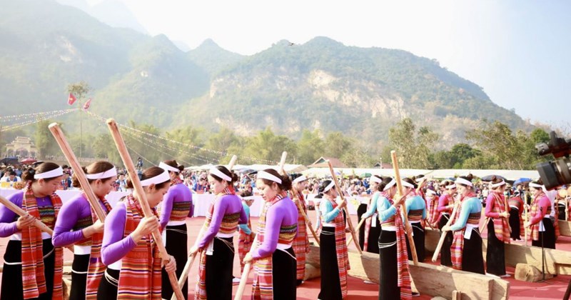 The Keng Loóng performance of the Thai people in Mai Chau (Source: Dan Tri Newspaper) The Keng Loóng performance of the Thai people in Mai Chau (Source: Dan Tri Newspaper)
