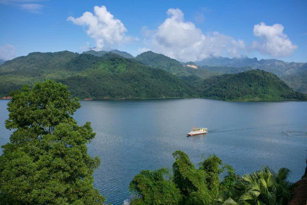 Scenic lake view ideal for relaxing family excursions Scenic lake view ideal for relaxing family excursions