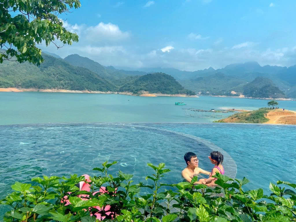 Infinity pool offering scenic mountain views for quiet relaxation Infinity pool offering scenic mountain views for quiet relaxation