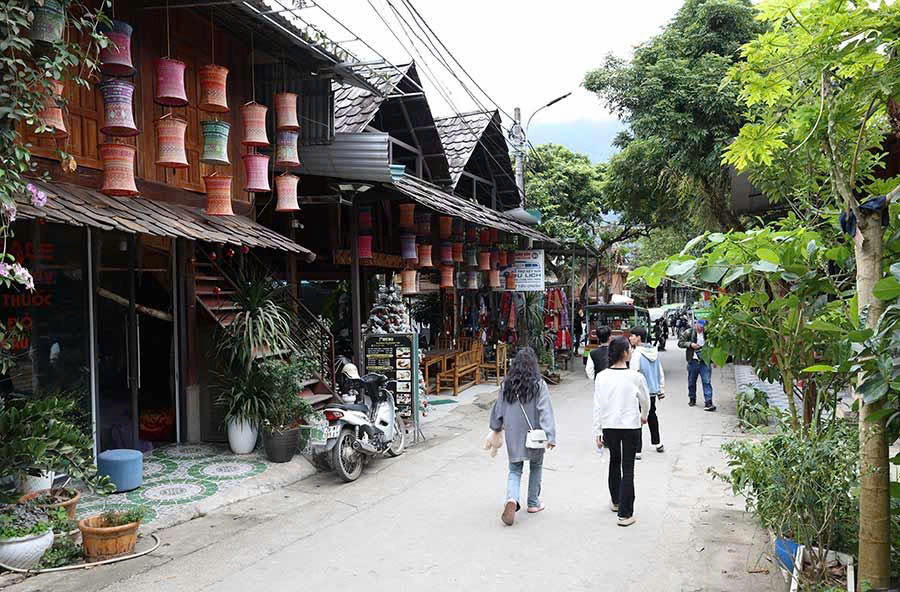 Exploring local villages on foot allows visitors to easily browse traditional craft shops and experience local life ( Vietnam National Authority of Tourism)