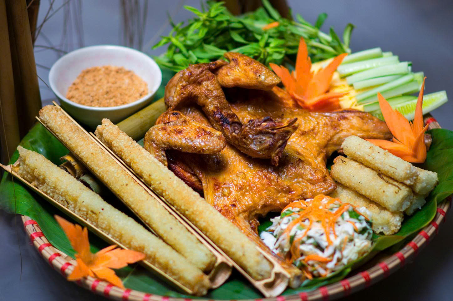 A traditional Thai-style platter in Mai Chau featuring Com Lam served alongside crispy roasted chicken (Source: MIA)⁠