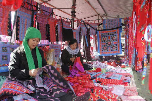   Local artisans crafting traditional brocade textiles by hand (Source: Vietnamnet)