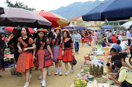 Ethnic community members gathered at a Mai Chau market