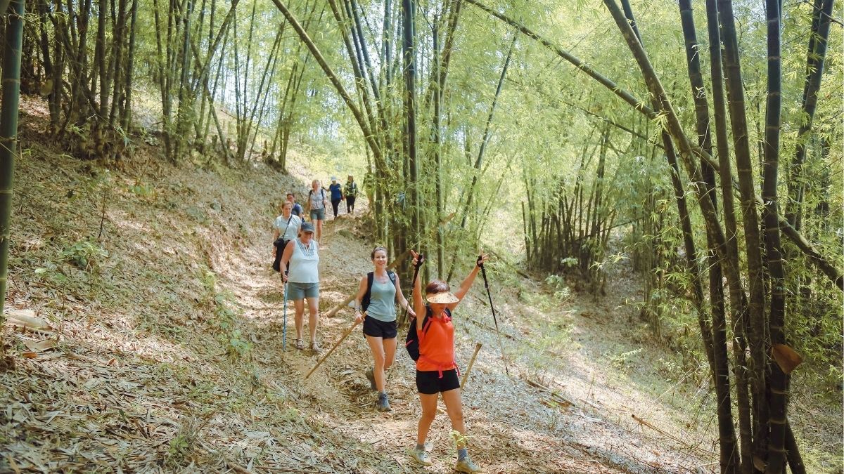 Tourists trekking in Da Bac (Bao Ha Noi Moi) Tourists trekking in Da Bac (Bao Ha Noi Moi)