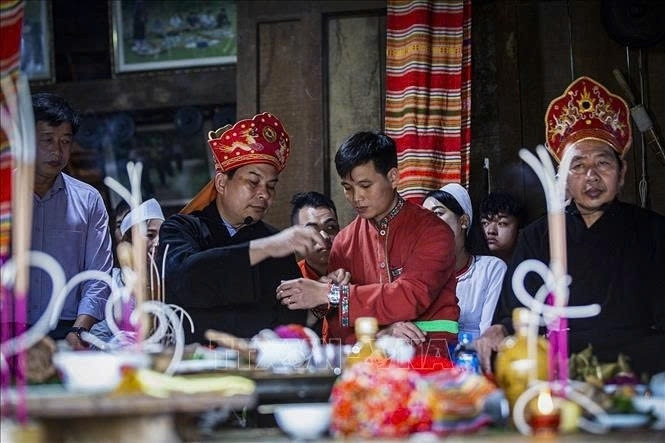 Experienced shamans pass down traditional Mo knowledge and meanings to younger generations Experienced shamans pass down traditional Mo knowledge and meanings to younger generations