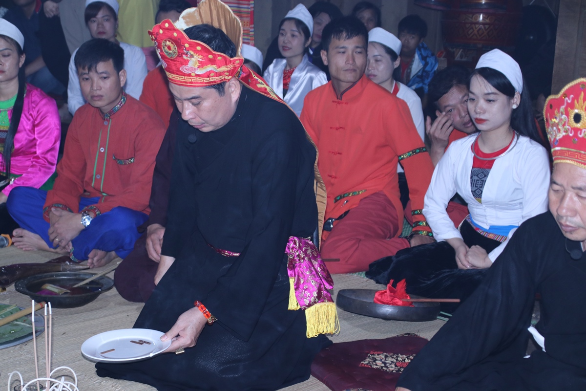 Mo ma rituals serve to recount the life journey of the deceased and guide their soul to ancestors Mo ma rituals serve to recount the life journey of the deceased and guide their soul to ancestors
