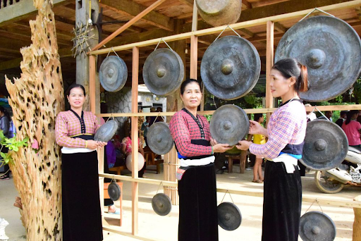 Muong women performing with traditional ethnic gongs (Source: Collected) 