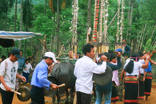 Spiritual ritual ceremony with gongs (Source: Redsvn)
