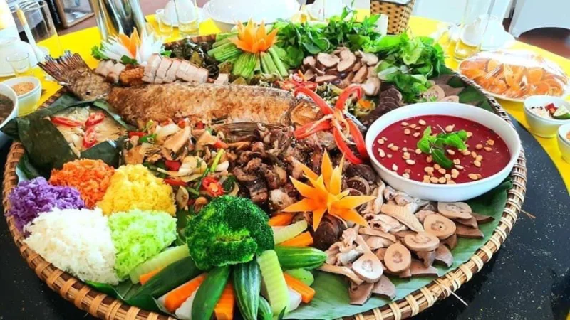 Lunch on a floating restaurant on Hoa Binh Lake (Source: Collected) Lunch on a floating restaurant on Hoa Binh Lake (Source: Collected)