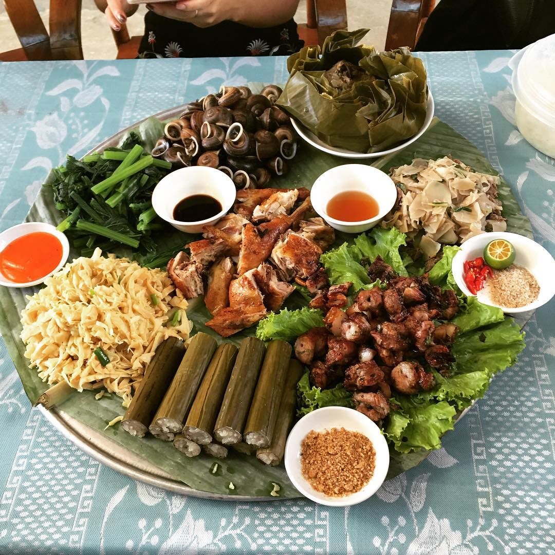 Grilled fish and free-range chicken cooked on board a Hoa Binh Lake boat Grilled fish and free-range chicken cooked on board a Hoa Binh Lake boat