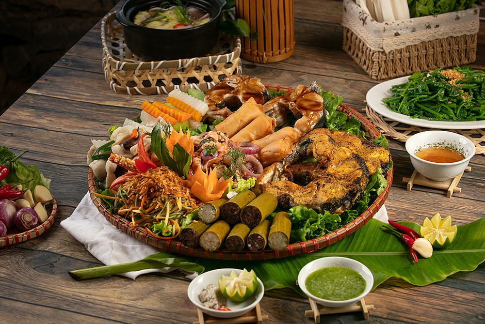 Co la, a traditional Muong communal feast served on fresh leaves, features local meats and vegetables Co la, a traditional Muong communal feast served on fresh leaves, features local meats and vegetables