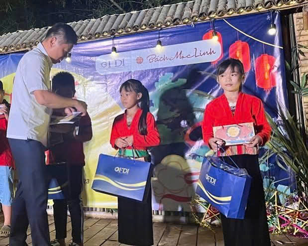 Local authorities and community groups distribute Mid-Autumn presents to children in Muong villages (Source: Thanh Nien Newspaper) Local authorities and community groups distribute Mid-Autumn presents to children in Muong villages (Source: Thanh Nien Newspaper)