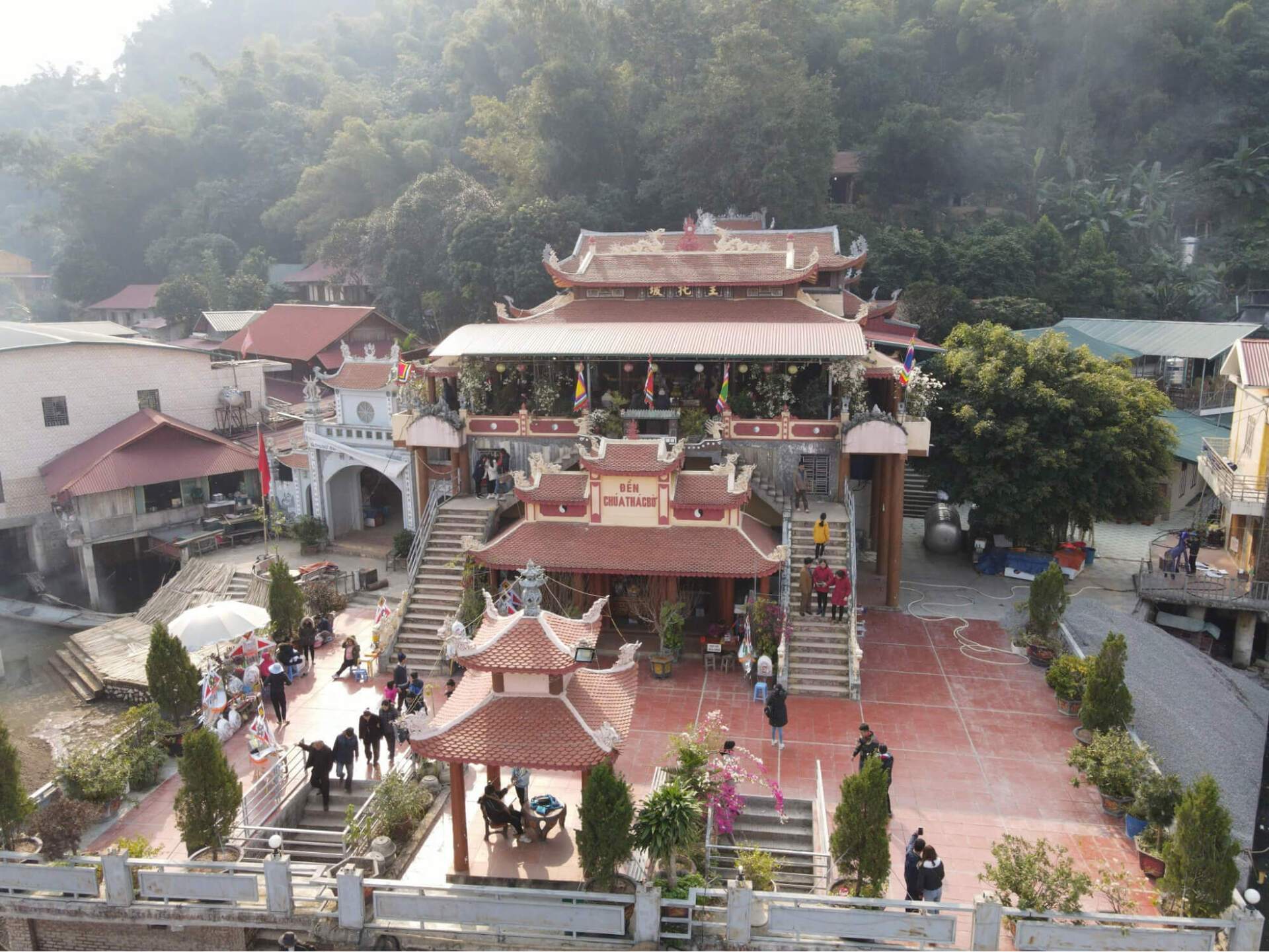Den Thac Bo temple on a hillside above Hoa Binh Lake (Source: Collected) Den Thac Bo temple on a hillside above Hoa Binh Lake (Source: Collected)