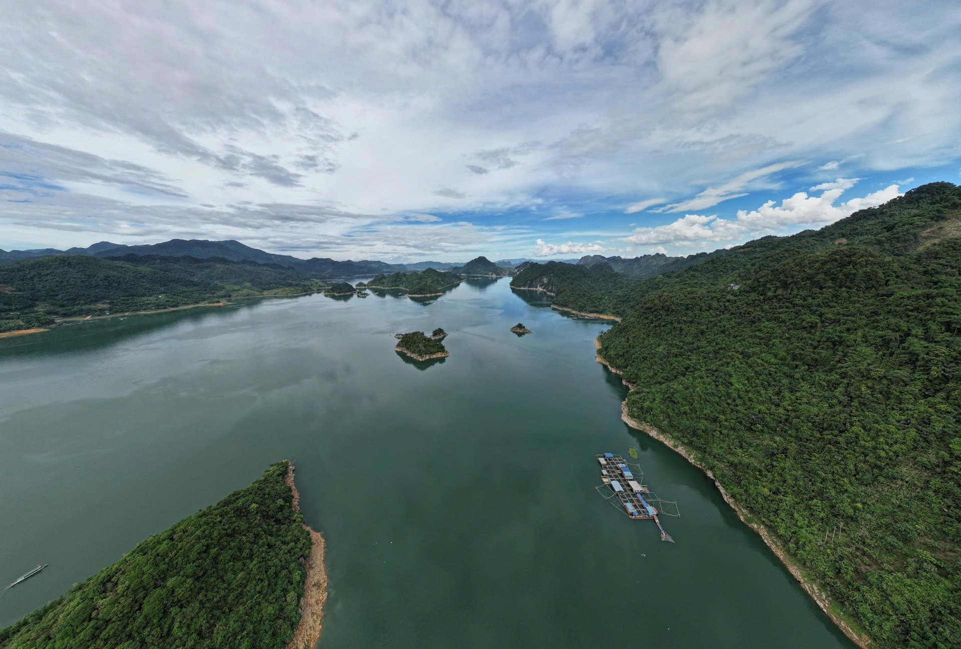 Thung Nai port on Hoa Binh Lake with tourist boats and limestone islands (Source: Collected) Thung Nai port on Hoa Binh Lake with tourist boats and limestone islands (Source: Collected)