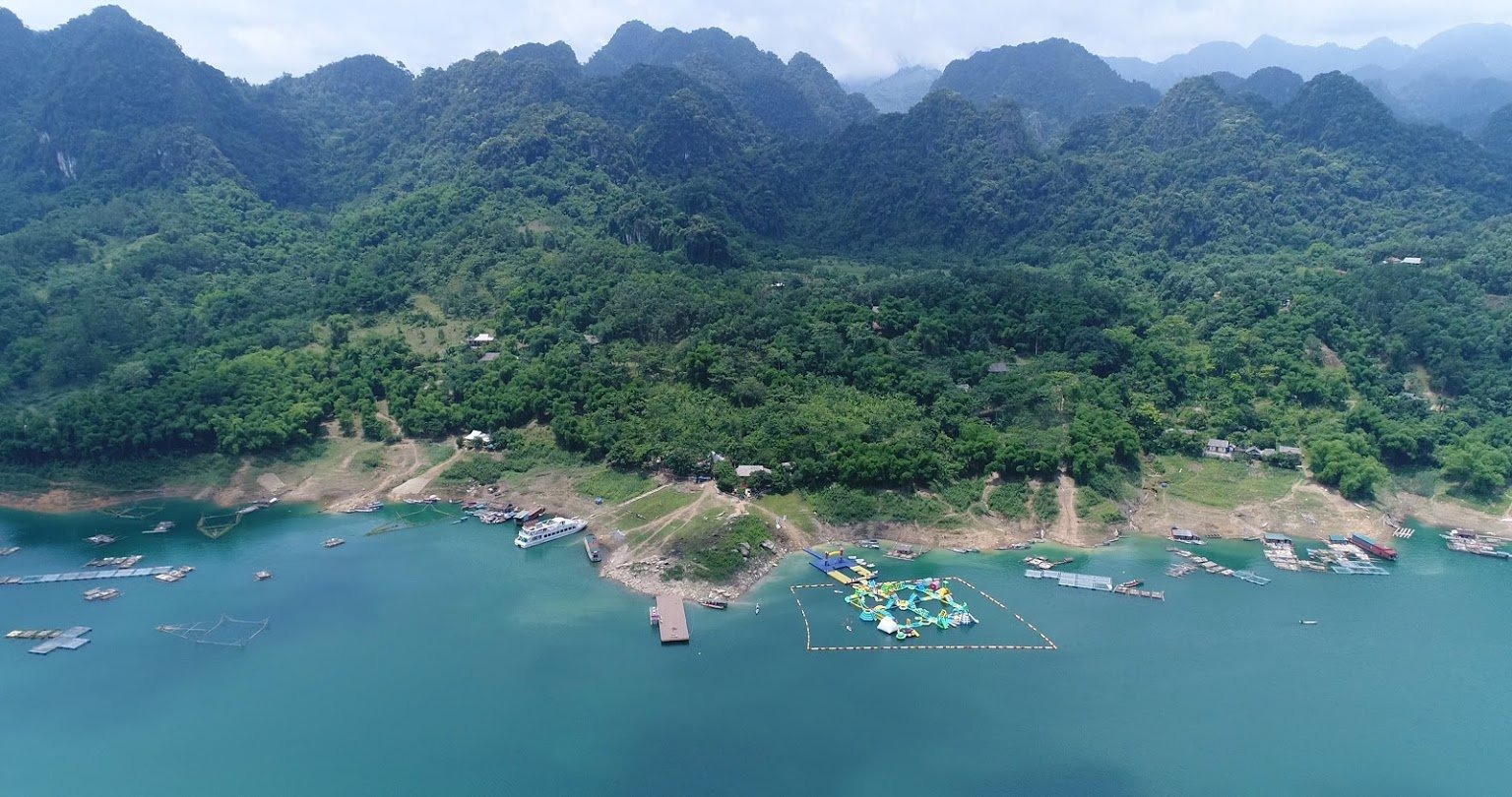 Thung Nai port on Hoa Binh Lake with tourist boats and limestone islands (Source: Collected) Thung Nai port on Hoa Binh Lake with tourist boats and limestone islands (Source: Collected)