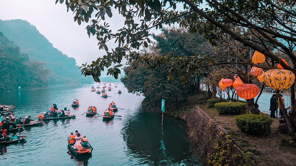 Leave room in your Ninh Binh itinerary for the boat trip, waiting time and a relaxed meal (Source: Bao Lao Dong) Leave room in your Ninh Binh itinerary for the boat trip, waiting time and a relaxed meal (Source: Bao Lao Dong)