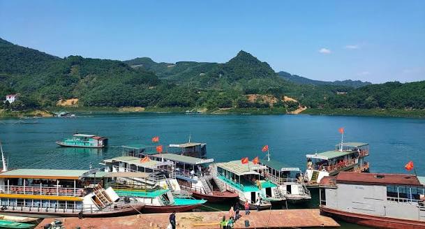 Boat crossing Hoa Binh Lake toward Thung Nai pier