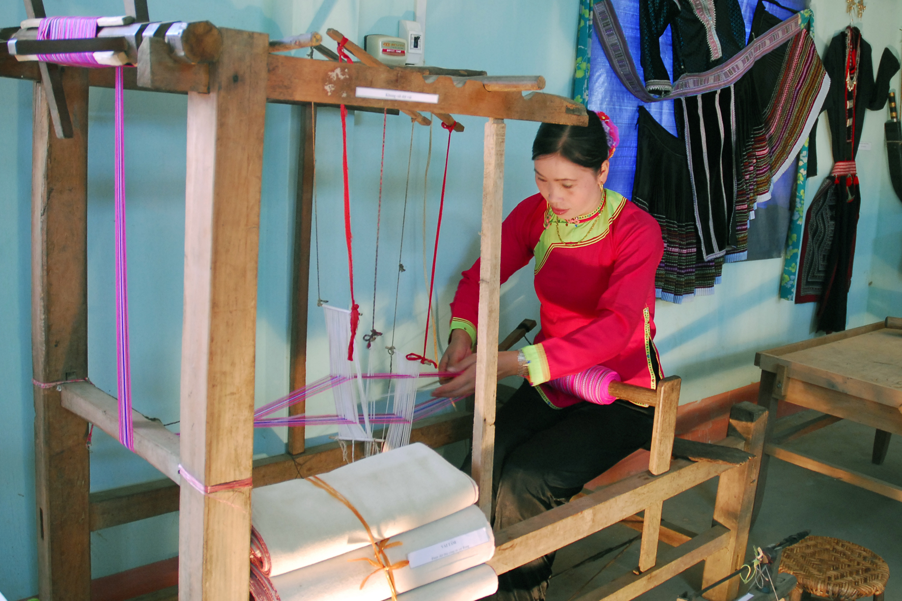 Hand-weaving is still practiced daily in many ethnic minority villages across northern Vietnam (Source: Van hoc Va Nghe Thuat) Hand-weaving is still practiced daily in many ethnic minority villages across northern Vietnam (Source: Van hoc Va Nghe Thuat)