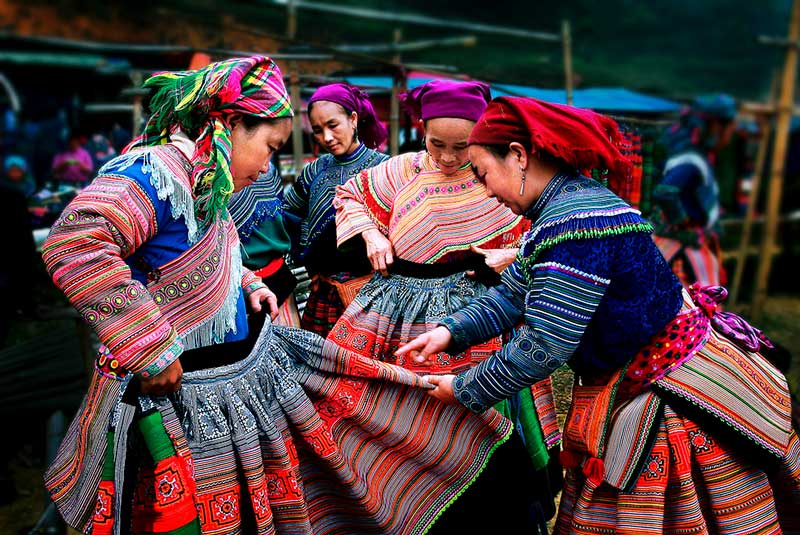 A Hmong woman in a traditional indigo-dyed dress (Source: dinhdangvietnam.com) A Hmong woman in a traditional indigo-dyed dress (Source: dinhdangvietnam.com)
