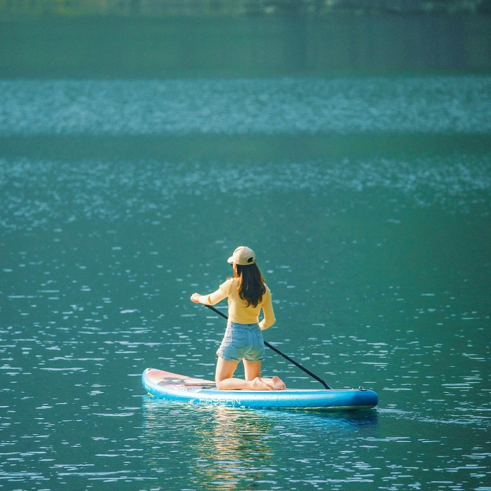 Chèo SUP ngắm hoàng hôn trên lòng hồ Chèo SUP ngắm hoàng hôn trên lòng hồ