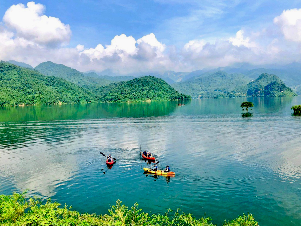 Trying kayaking on Hoa Binh Lake Trying kayaking on Hoa Binh Lake