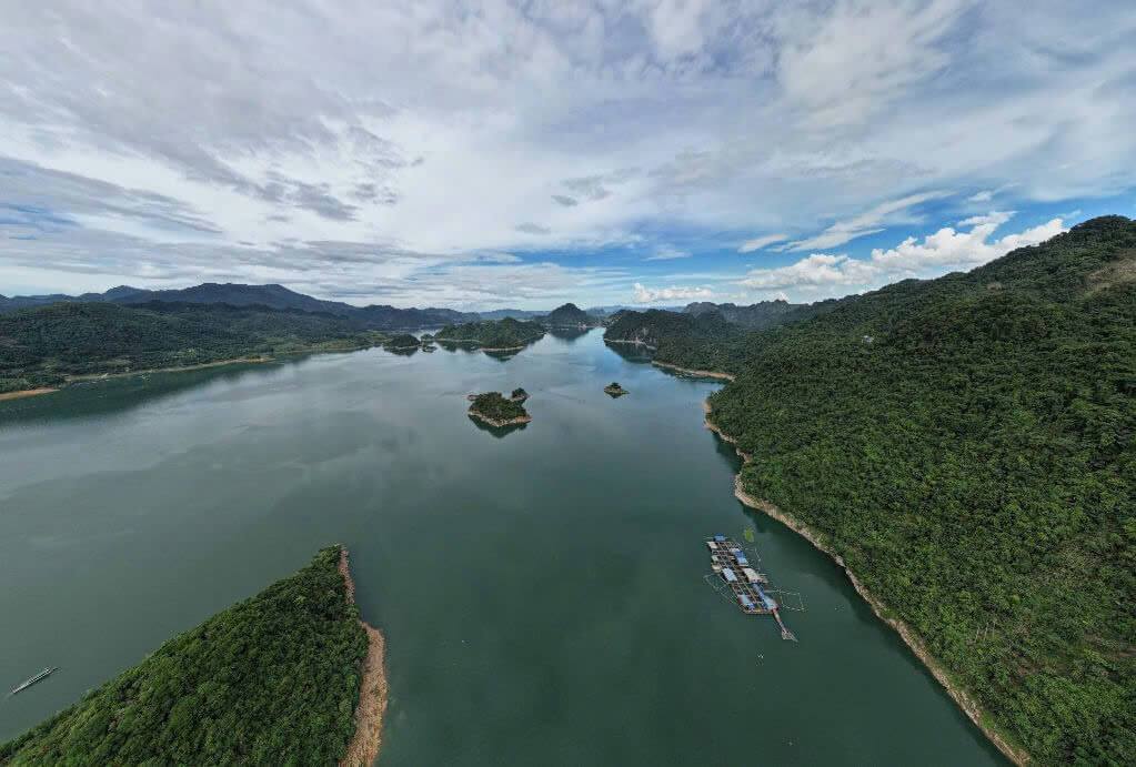 Hoa Binh Lake at dawn, the calmest window for paddling (Source: Collected) Hoa Binh Lake at dawn, the calmest window for paddling (Source: Collected)