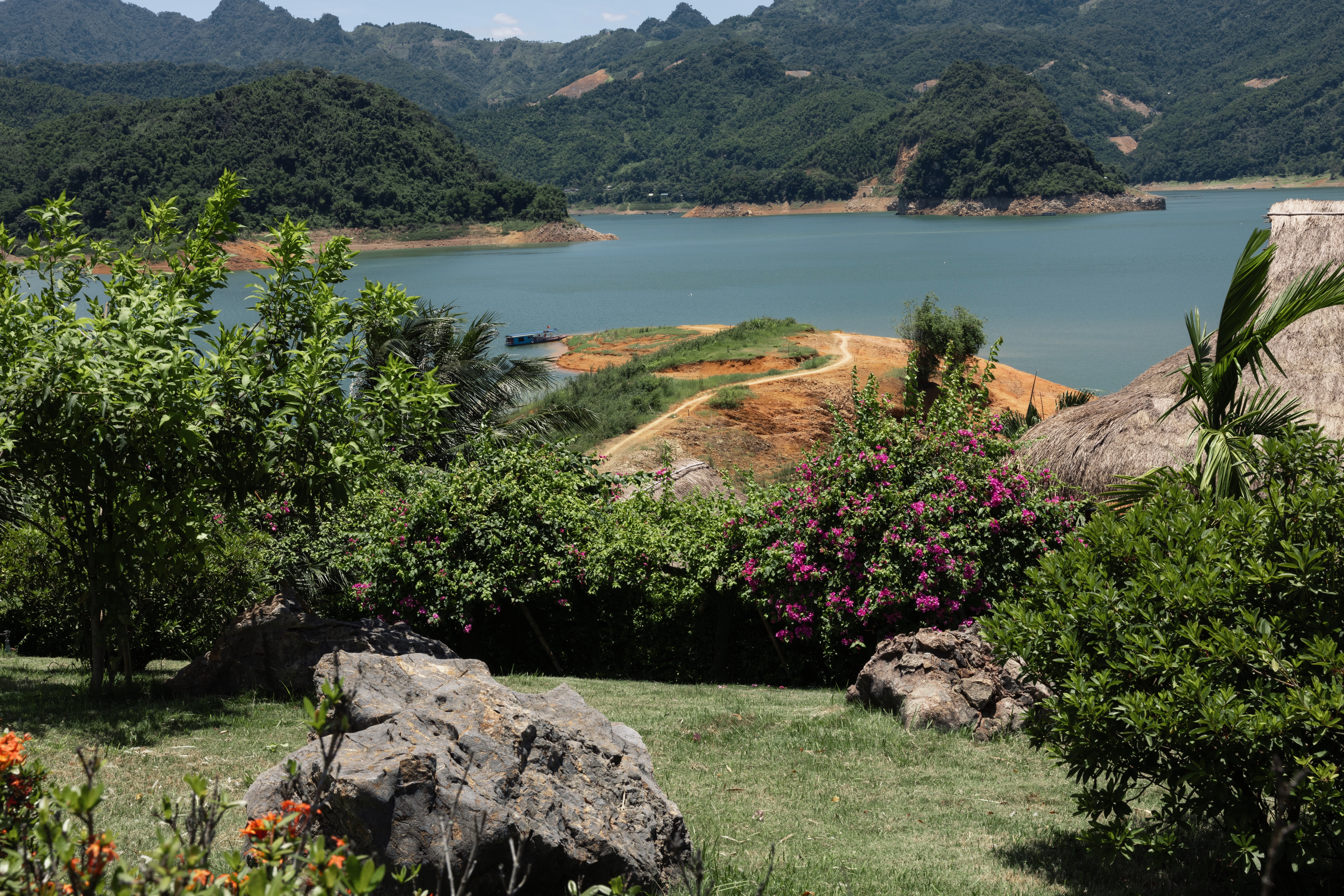 Overview of Mai Chau Hideaway Lake Resorts Overview of Mai Chau Hideaway Lake Resorts