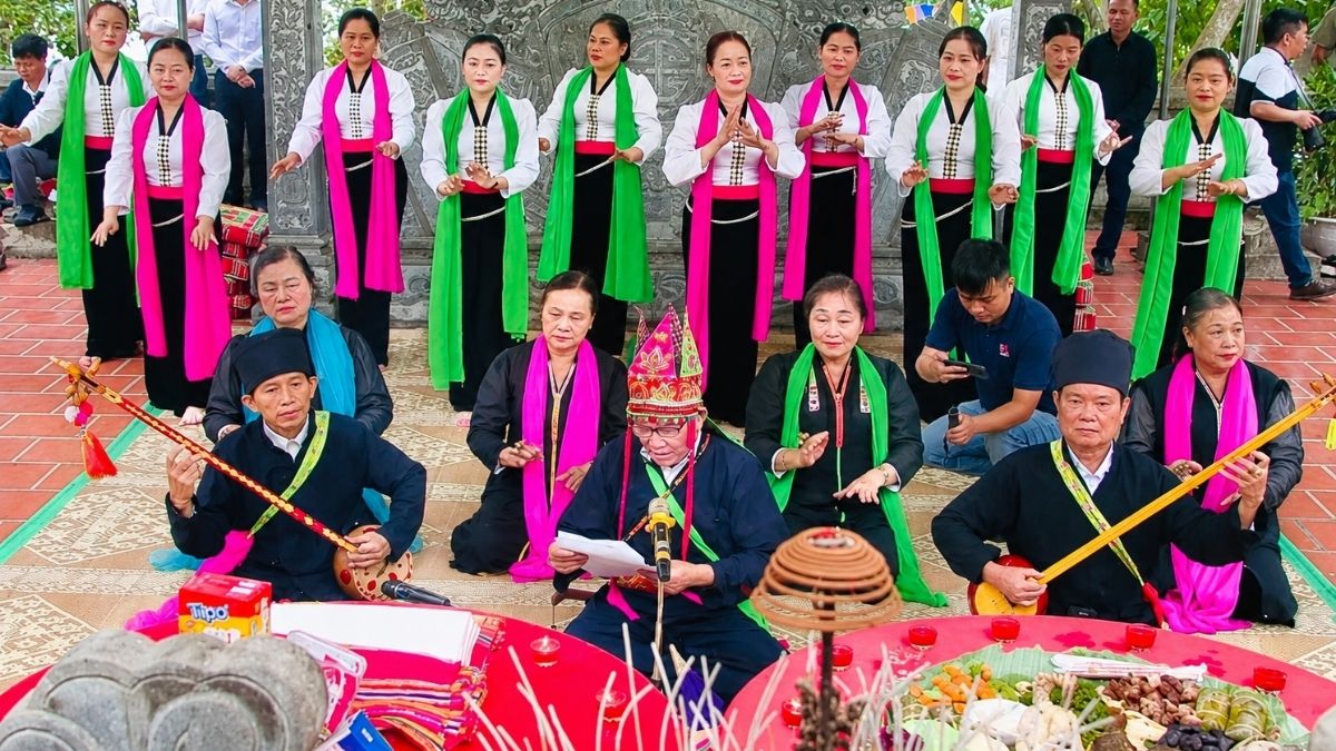 Xip Xi Festival of the White Thai People (Source: Ethnic Groups and Development Newspaper) Xip Xi Festival of the White Thai People (Source: Ethnic Groups and Development Newspaper)