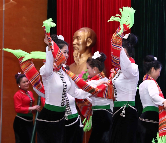 Thai ethnic women performing Xoe dance with decorative props (Source: Vietnamnews)