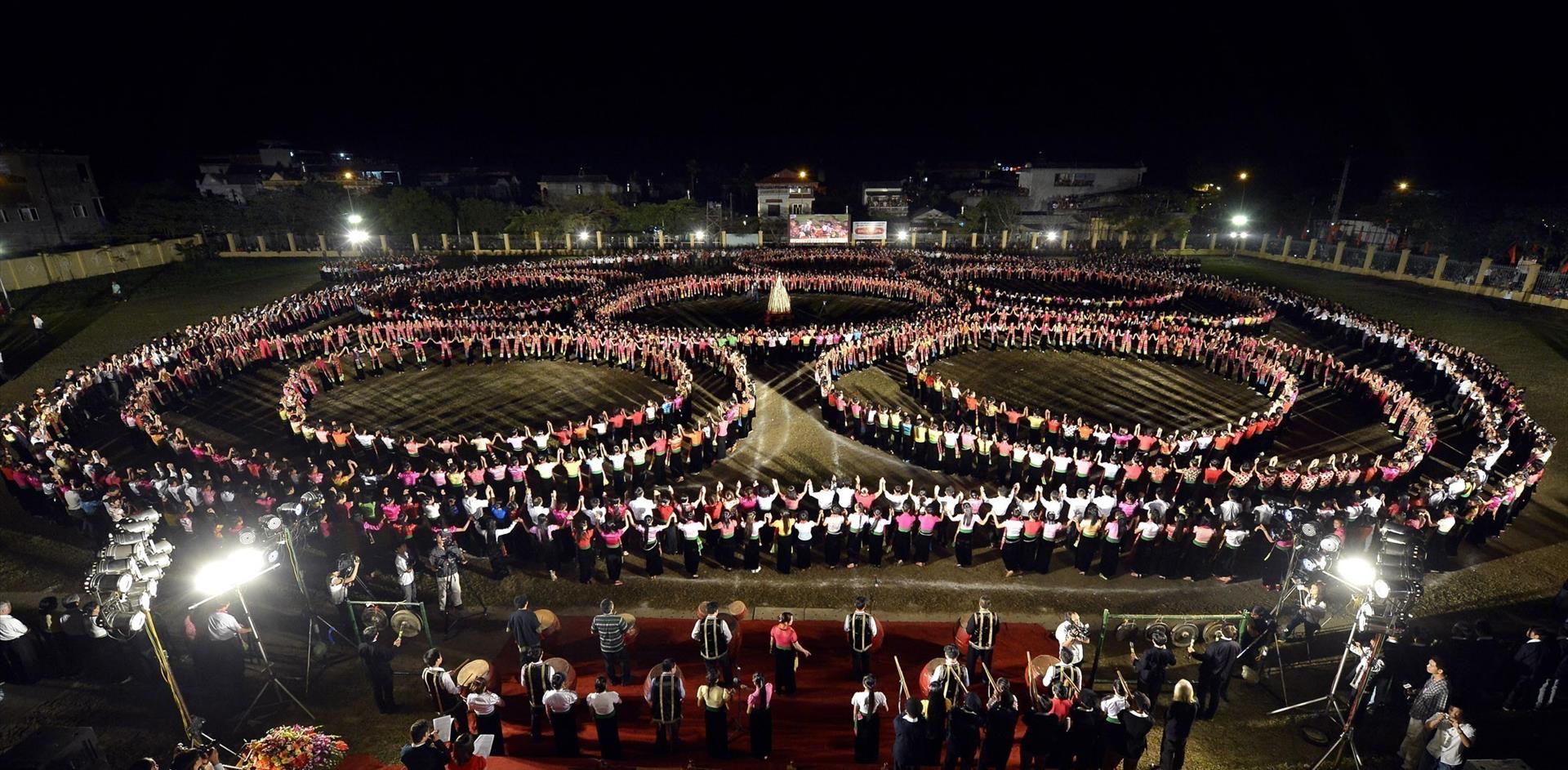 A large performance of ancient Xoe dance  (Source: Vietnamnet)